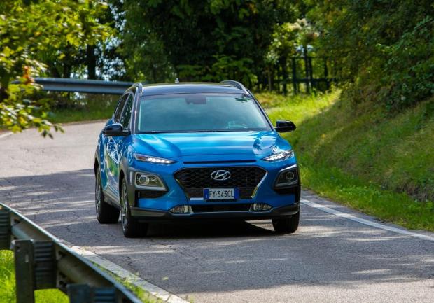 Hyundai Kona Hybrid tre quarti