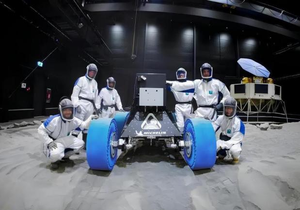 Il team presenta il Michelin Airless