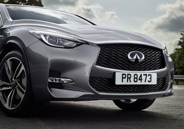 Infiniti Q30 dettaglio sezione anteriore