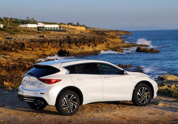 Infiniti Q30 profilo