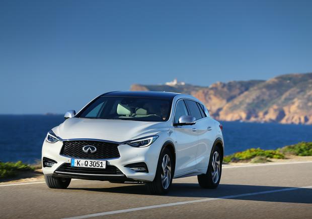 Infiniti Q30 tre quarti anteriore