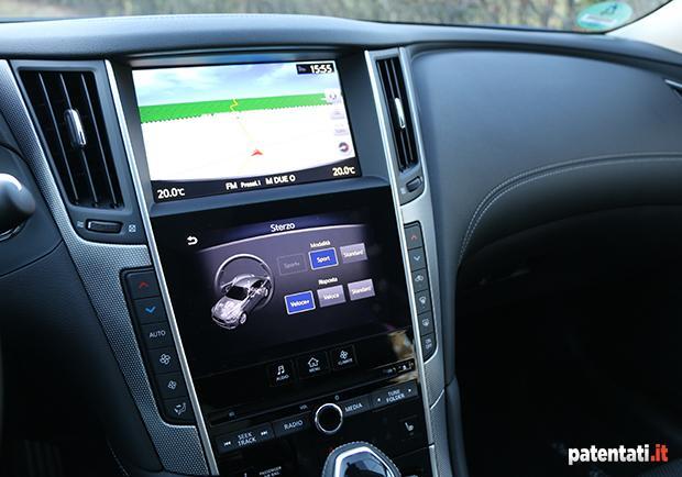 Infiniti Q50 Hybrid AWD schermi sistema multimediale
