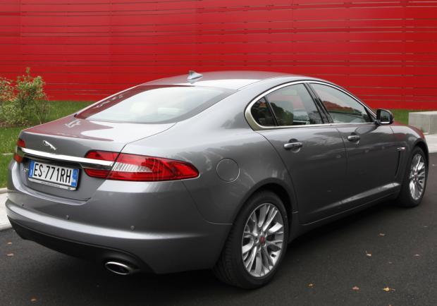 Jaguar XF my 2014 tre quarti posteriore lato destro