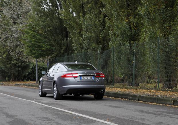 Jaguar XF my 2014 tre quarti posteriore lato sinistro