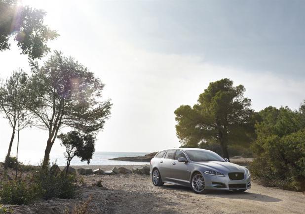 Jaguar XF Sportbrake tre quarti anteriore lato destro