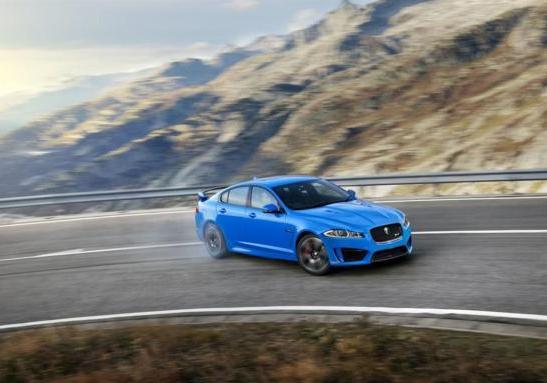 Jaguar XFR-S in derapata