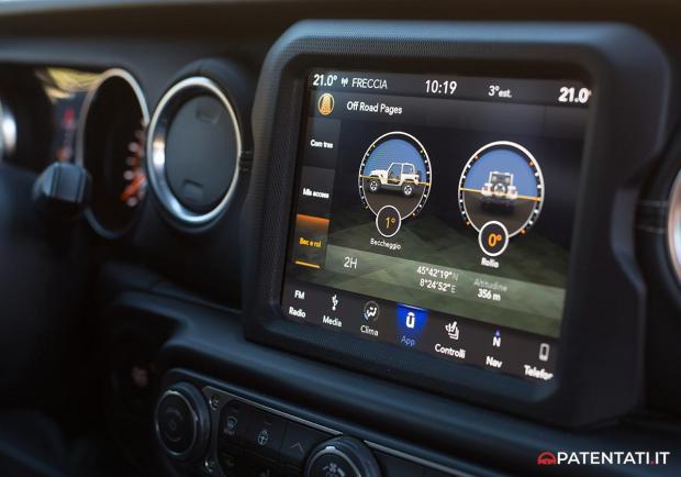 Jeep Wrangler Sahara schermo sistema multimediale