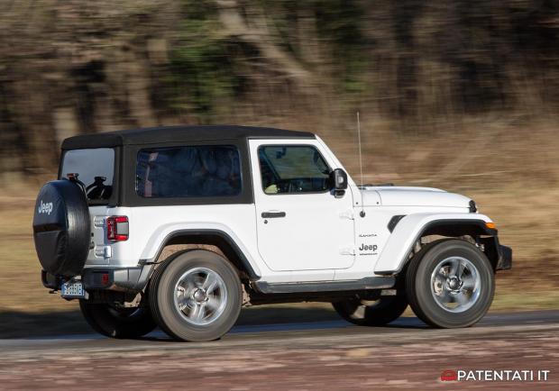 Jeep Wrangler Sahara su strada profilo