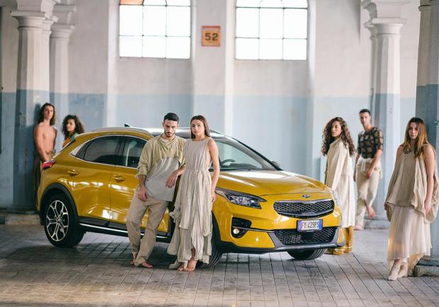 Kia, una XCeed nel videoclip di Levante 01