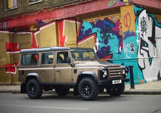 Land Rover Defender 110 XTech Special Edition tre quarti anteriore