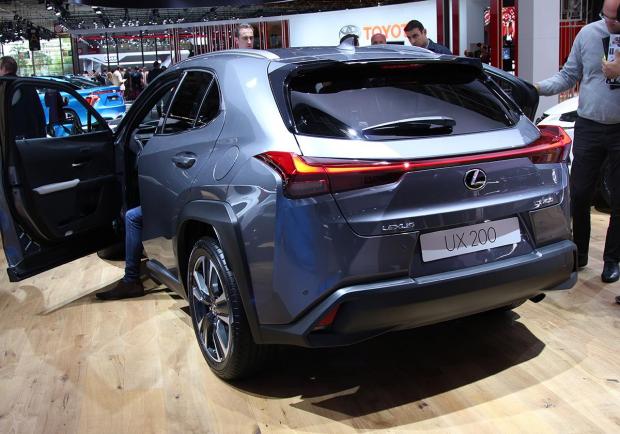 Lexus UX200 Salone di Parigi 2