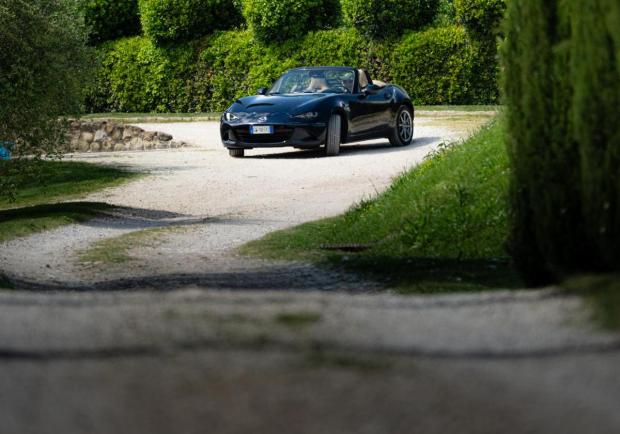 Mazda MX-5 Kazari blu capote tela beige sovrasterzo