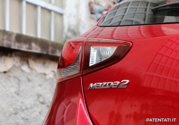 Mazda2 1.5 90 CV Skyactiv-G fari posteriori