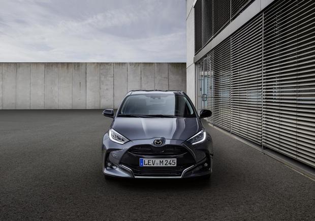 Mazda2 ibrida full-hybrid immagine