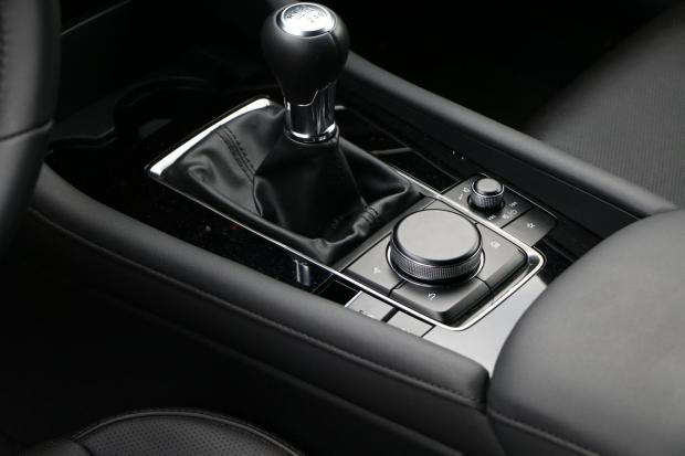 Mazda3 Skyactive-X leva cambio