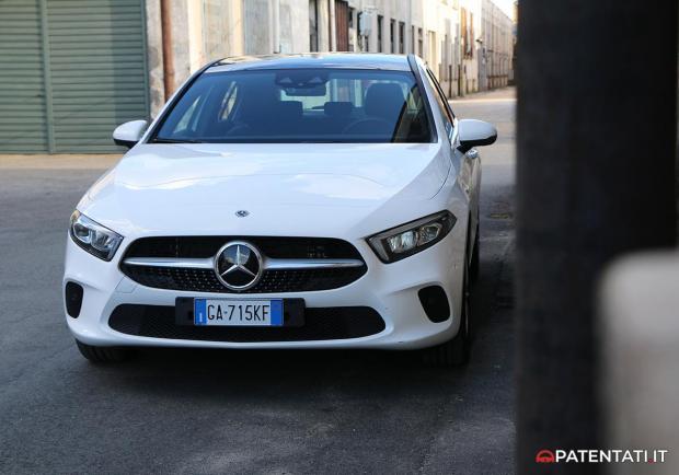 Mercedes A 250 e ibrida plug-in anteriore