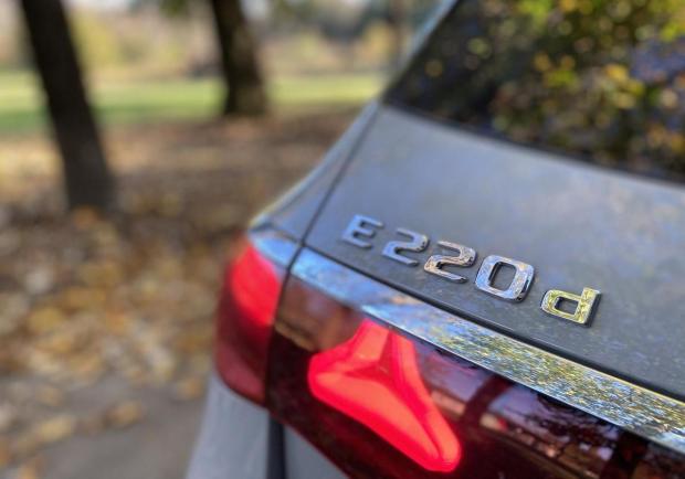 Mercedes E 220d 4Matic station wagon badge 2