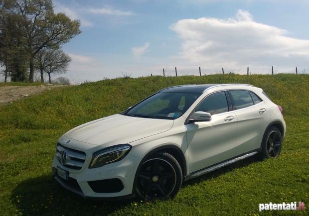 Mercedes GLA 220 CDI 4Matic tre quarti anteriore