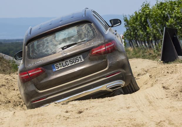 Mercedes GLC 250d 4Matic in off-road posteriore