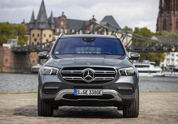 Mercedes GLE 350 de ibrida diesel anteriore