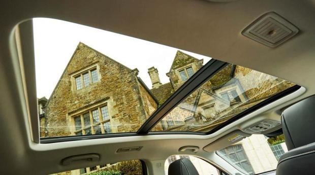 MG MGS9 PHEV - tetto panoramico