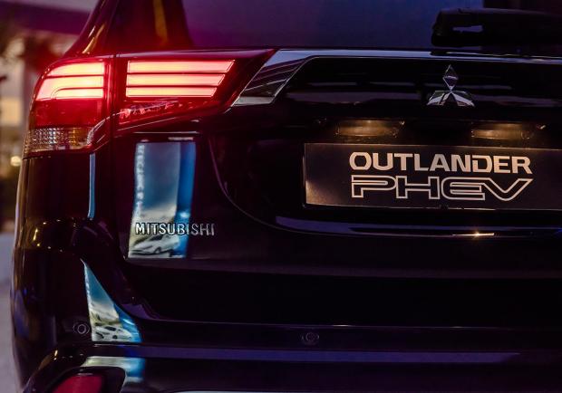 Mitsubishi Outlander PHEV, l'auto del Radisson Blu es. Roma 01