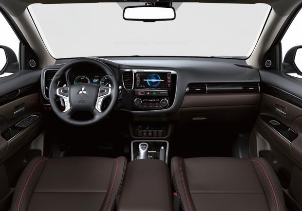 Mitsubishi Outlander PHEV restyling 2016 interni