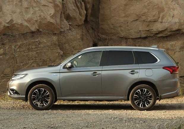 Mitsubishi Outlander PHEV restyling 2016 profilo