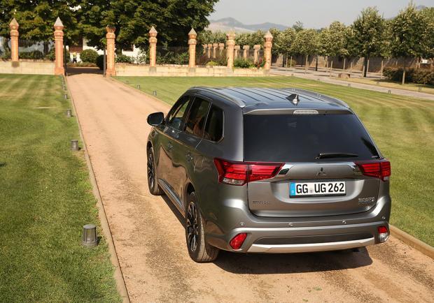 Mitsubishi Outlander PHEV restyling 2016 tre quarti posteriore