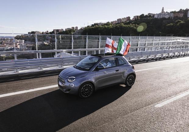 Nuova 500 elettrica al ponte San Giorgio Genova foto