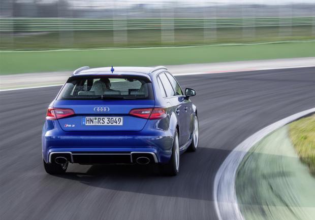 Nuova Audi RS3 Sportback 2015 posteriore in pista