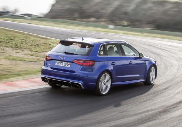 Nuova Audi RS3 Sportback 2015 tre quarti posteriore in pista