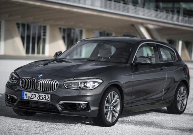 Nuova BMW Serie 1 restyling 2015 Urban Line tre quarti anteriore