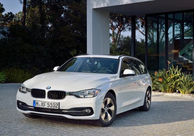 Nuova BMW Serie 3 Touring restyling 2015 tre quarti anteriore