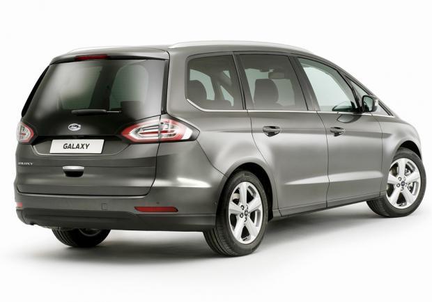 Nuova Ford Galaxy 2015 tre quarti posteriore sfondo bianco