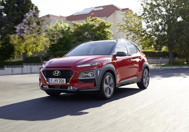 Nuova Hyundai Kona rossa tre quarti frontale