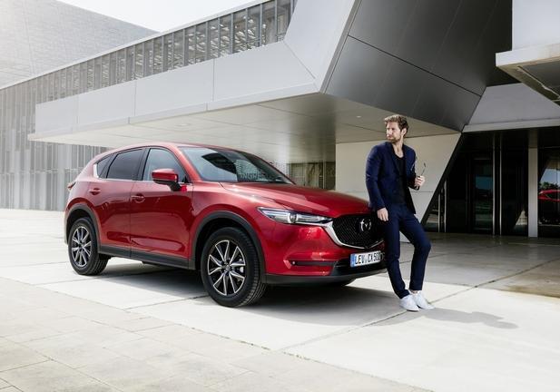 Nuova Mazda CX-5 rossa staica