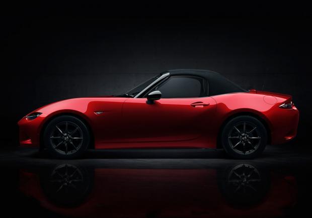 Nuova Mazda MX-5 con capotte chiusa, foto ufficiale quarta generazione