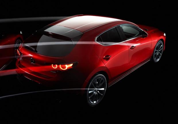 Nuova Mazda3, in posa davanti all'obiettivo di Rankin 02