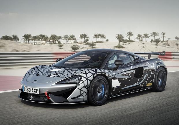 Nuova McLaren 620R: un'auto da corsa per la strada? 03