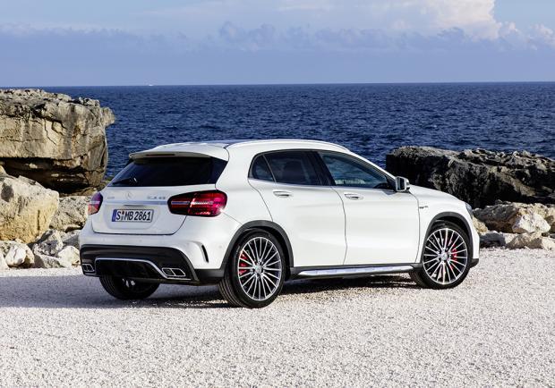 Nuova Mercedes-AMG GLA 45 4Matic restyling 2017 2