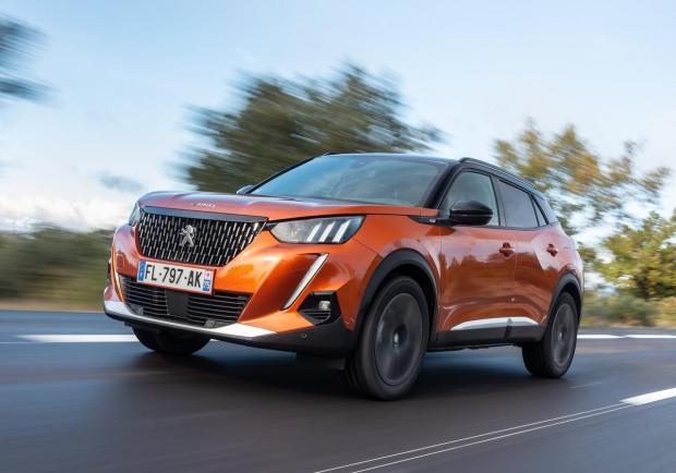 Nuova Peugeot 2008 tre quarti arancione movimento