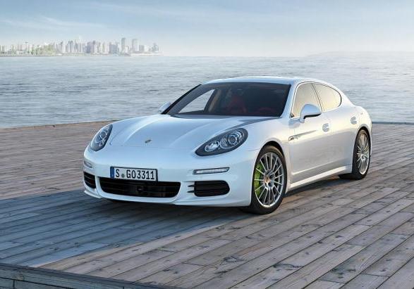 Nuova Porsche Panamera S E-Hybrid tre quarti anteriore