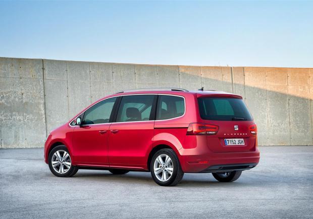 Nuova Seat Alhambra restyling 2015 tre quarti posteriore