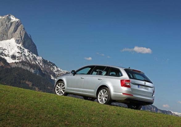 Nuova Skoda Octavia Wagon 4x4 tre quarti posteriore lato sinistro