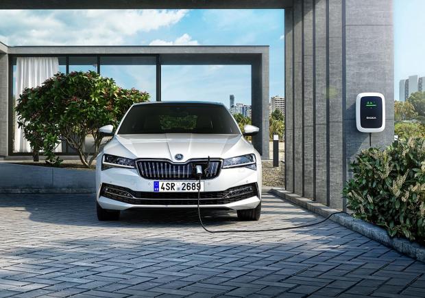 Nuova Skoda Superb iV, la prima ibrida plug-in boema 01