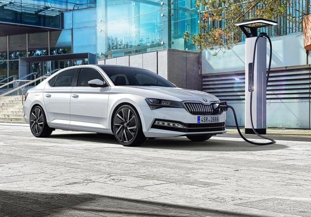 Nuova Skoda Superb iV, la prima ibrida plug-in boema 04