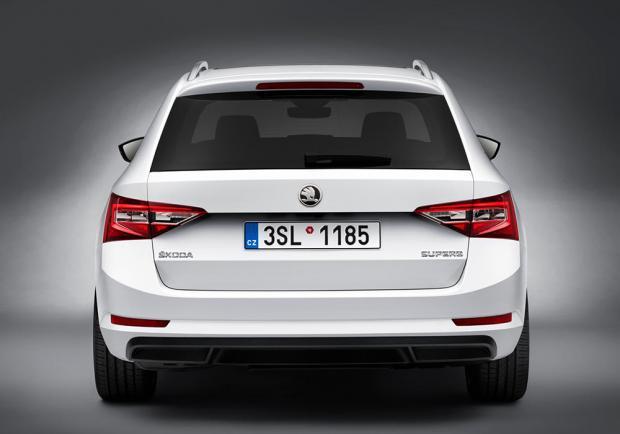 Nuova Skoda Superb Wagon 2015 posteriore