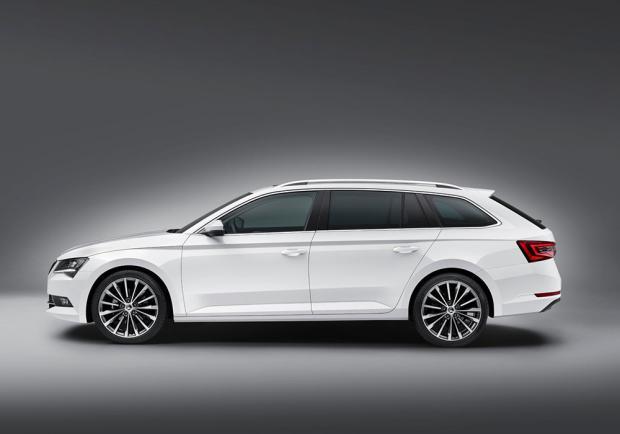 Nuova Skoda Superb Wagon 2015 profilo