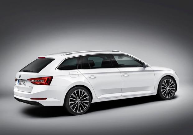 Nuova Skoda Superb Wagon 2015 tre quarti posteriore